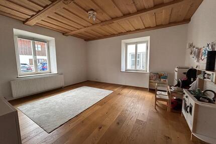 Helle 3-Zimmer-Wohnung mit traumhafter Holzbalkendecke und Parkettboden im Herzen Miesbachs