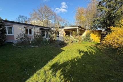 Einfamilienhaus Bungalow mit 142 m² Wfl.+ 90 m² Nfl. auf 650 m² großem Grundstück in ruhiger Lage! - Frankfurt am Main Niederursel