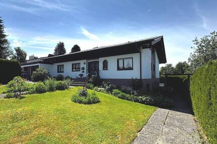 Gehobenes Wohnhaus mit großzügigem Grundstück, Pool sowie zwei Garagen in Isny im Allgäu