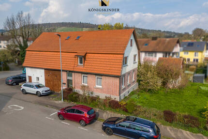 Charmantes 2-Familienhaus mit Scheune und Nebengebäuden auf ca. 1.491 Qm großem Baugrundstück. - Schorndorf