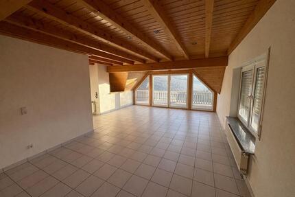 Schöne Wohnung(Dachgeschoss) zu vermieten - Gebhardshain