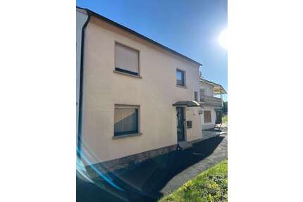 Haus zum Kaufen in Nüdlingen 120.000,00 € 220 m²