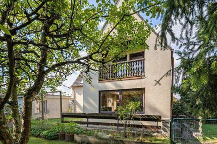 Geräumiges 1-2 Familienhaus mit großem Grundstück in ruhiger Lage - Augsburg Lechhausen