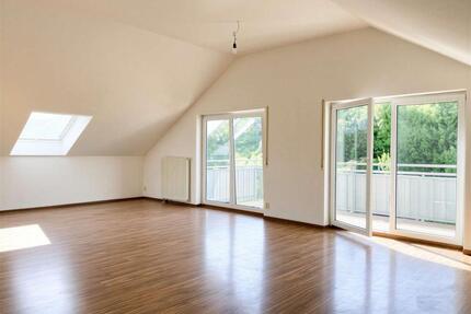 Große RENOVIERTE 4-Raum Dachgeschosswohnung mit Balkon in Klingenthal