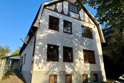 Charmantes Wohnhaus mit Einliegerwohnung und 2 mgl. Baugrundstücken - Bad Oldesloe