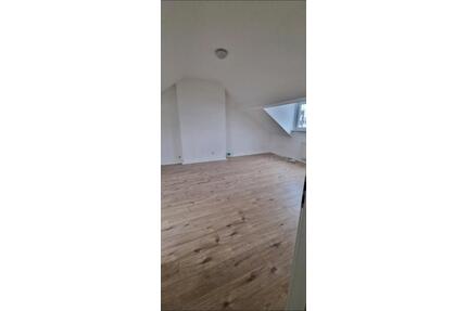 Eratbezug nach Sanierung 2,5 Zimmer Dachgeschosswohnung - Bottrop Batenbrock