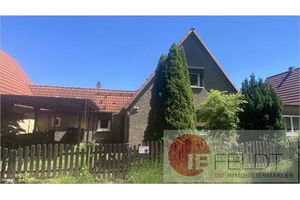 Reihenmittelhaus in massiver Bauweise mit Anbau und Nebengebäuden - Leegebruch