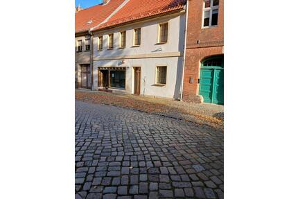 Wohn - und oder Geschäftshaus - 44.000,00&nbsp;EUR Kaufpreis, ca.&nbsp; 200,00&nbsp;m&sup2; in Annaburg (PLZ: 06925)