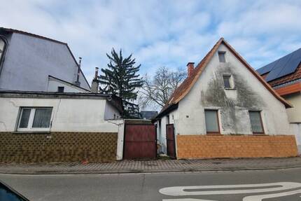 Sonniges Abrissgrundstück mit viel Potential in ruhiger Lage von Brühl - 00004049