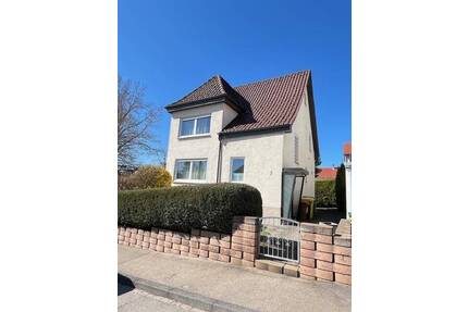 Kleines, feines freistehendes Wohnhaus in ruhiger, sonniger und naher Zentrumslage. Bezug n. Absprache. - Villingen-Schwenningen