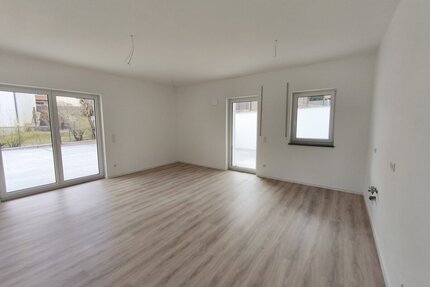 Erstbezug Moderne 4-Zi-Souterrain-Whg WFL 94,5 m² Energiesparhaus QNG Terrasse ab 01.09.2026 zu vermieten! - Windischeschenbach