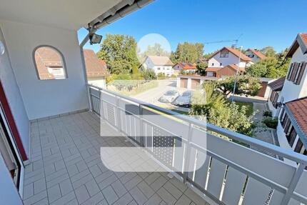 Irsee: Großzügige 3-Zimmer-Wohnung mit zwei Balkonen in gepflegtem Dreifamilienhaus