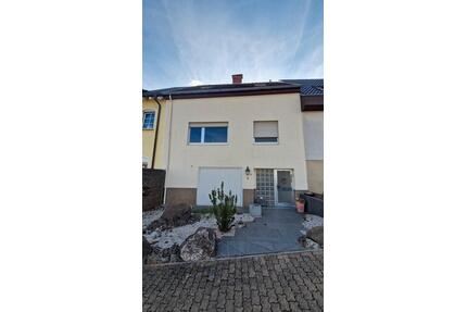 Gepflegtes Reihenmittelhaus mit großem Garten - Sulzbach (Saar)