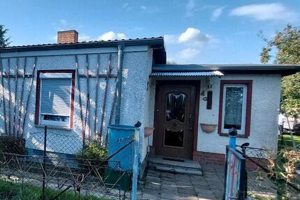 Doppelhaushälfte mit Ackerland - 149.000,00&nbsp;EUR Kaufpreis, ca.&nbsp; 64,00&nbsp;m&sup2; in Strasburg (Uckermark) (PLZ: 17335)