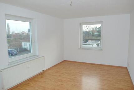 Helle 2-Zimmer-Wohnung in RÖDERAU mit Laminatboden, Essküche & Bad mit Dusche - Zeithain