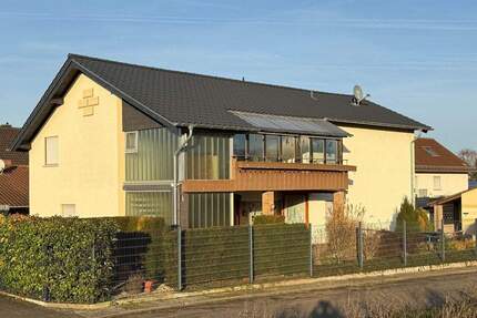 Großzügiges Zweifamilienhaus mit Garten und Doppelgarage in Feldrandlage - Gau-Bickelheim