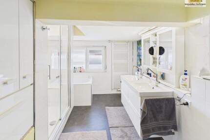 Familienhaus mit Wärmepumpe & Kamin - modernisiert, 6 Zimmer & geschützter Hof in Rodgau