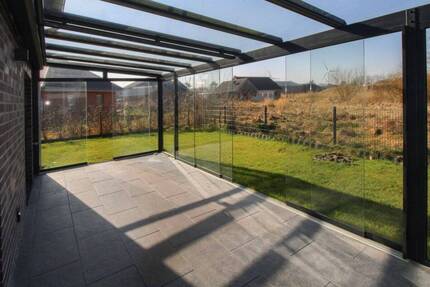 Familienoase vor Sylt: Moderne KfW-40 Doppelhaushälfte mit Wintergarten in Klanxbüll