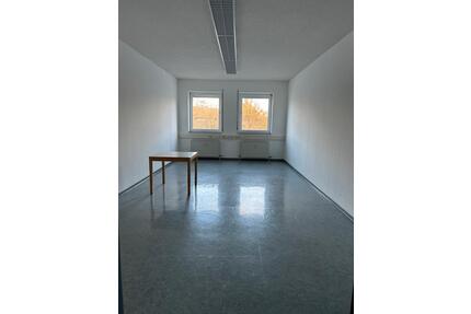 Büroräume - Nähe A71 - 1.800,00&nbsp;EUR Kaltmiete, ca.&nbsp; 283,00&nbsp;m&sup2; in Hohenroth (PLZ: 97618)