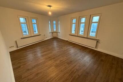 Moderne 4-Zimmer-Wohnung mit Balkon in saniertem Mehrfamilienhaus - Celle Altenhagen