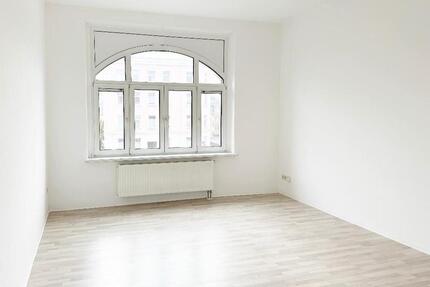 ***ALTBAUCHARME MIT 2 BALKONEN UND BLICK INS GRÜNE*** – 2-Raumwohnung in zentrumsnaher Lage von Alt‑Riesa zu vermieten