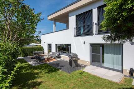 Haus zum Kaufen in Kelkheim 2.400.000,00 € 290 m²