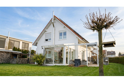 Energiesparendes Einfamilienhaus mit Wintergarten in Fellheim