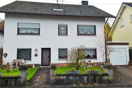 Großes Einfamilienhaus mit E-Wohnung, großem Garten und 1 Garage - Scheuerfeld