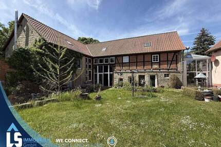 Spektakuläres Fachwerkensemble mit ausgebauter Feldsteinscheune und Künstlergarten in Ostingersleben