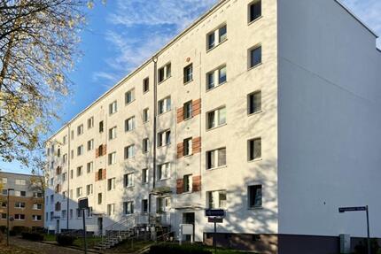2 Raumwohnung mit Küche und verglastem Balkon, ruhige Lage - Neubrandenburg Datzeberg