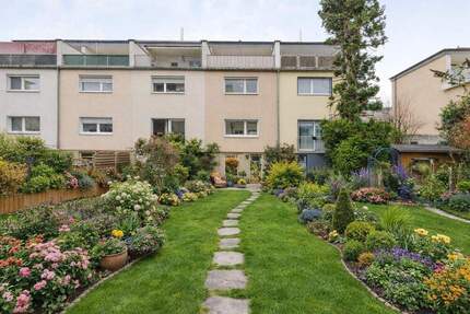 Sanierungsbedürftiges Reihenmittelhaus mit großzügiger Dachterrasse - Frankfurt am Main Dornbusch