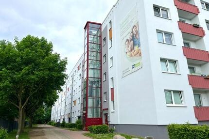 Geräumige 2 Zimmer Erdgeschosswohnung mit Garten! - Schwerin Mueß