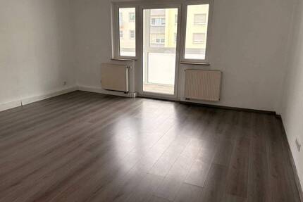 Großzügig geschnittene, helle 2-Zimmer-Wohnung mit Wintergartenbalkon - Stadtteil Rennweg - Nürnberg