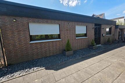 ProvisionsFREI!!! Kernsanierter Bungalow mit Garagen in Troisdorf