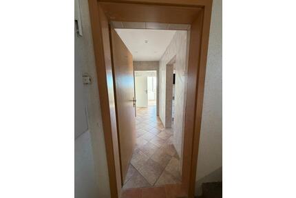 Sanierte helle 3-Zimmer-Wohnung mit Einbauküche und Schuppen - Tarnow