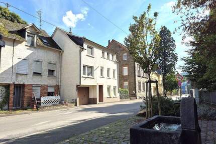 Renovierungsbedürftiges Reihenhaus mit Garage und teilweise überdachtem Innenhof - Traben-Trarbach