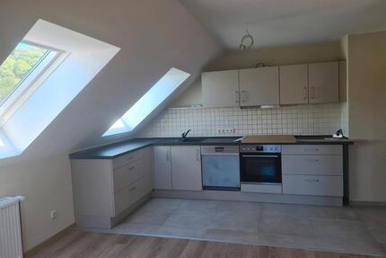 Dachgeschosswohnung mit Balkon, 4 Zimmer, neue EBK - Bessenbach