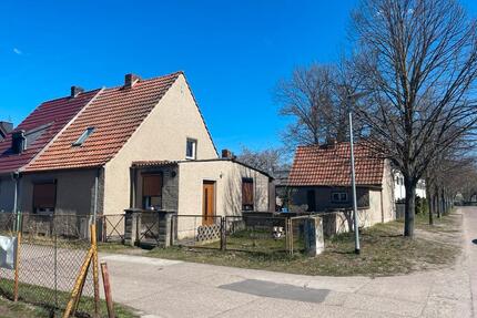 REIHENENDHAUS MIT GROßEM, WUNDERSCHÖNEM GARTEN UND BAUGENEHMIGUNG - Leegebruch
