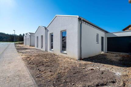 Kürzlich fertiggestellte Bungalow-Doppelhaushälfte A+ zum Erstbezug in Hellenthal - Garage & Garten