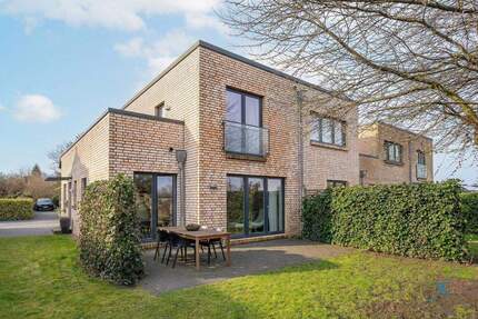 Modern, energieeffizient und mit Dachterrasse: Doppelhaushälfte in Harrislee