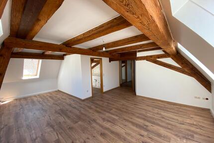 Schöne 3-Zimmer-Dachgeschosswohnung mit sichtbaren Holzbalken - Höchstadt an der Aisch