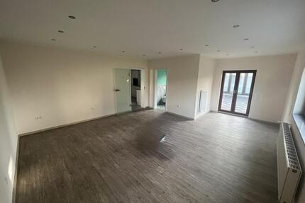 5-Zimmer-Wohnung mit Garten, Einbauküche und Garage in Züsch - Neuhütten