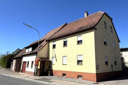 Zweifamilienhaus mit Scheune, Schuppen Garage und idyllischem Garten - Leutershausen