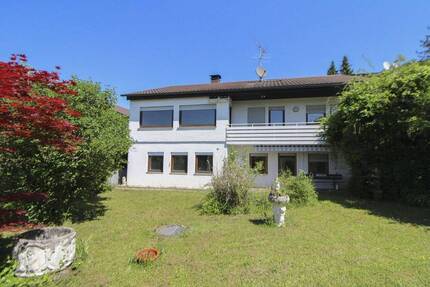 Freistehendes Einfamilienhaus mit ELW, großem Garten und 3 Garagen auf 1.443 m² Grundstück - Illingen Schützingen