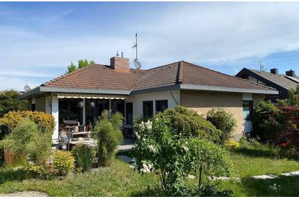 Freistehender Walmdachbungalow mit Garage - Langensendelbach Bräuningshof