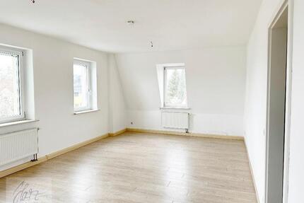 ***GROßZÜGIGE 4-ZIMMER-WOHNUNG MIT MODERNEN BAD IN NÜNCHRITZ*** Wohnkomfort in zentraler Lage