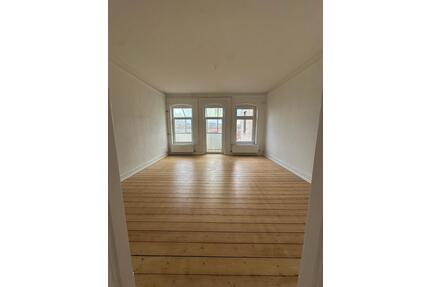 Großzügige Altbauwohnung mit Balkon - Flensburg