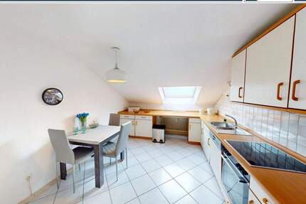 Helle 2-Zimmer-DG-Wohnung mit Balkon und traumhafter Aussicht - Seebach