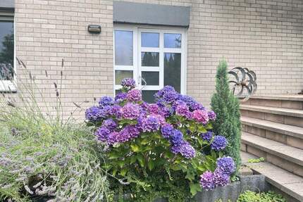 202603 Familienhaus mit Garten im citynahen Grünen für stilvolles Wohnen auf drei Ebenen - Odenthal Blecher