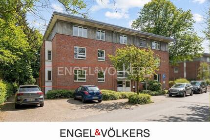 Zentrumsnah gelegen: ruhige 3-Zimmer-Hochparterre-Wohnung mit Terrasse und Garten - Ahrensburg